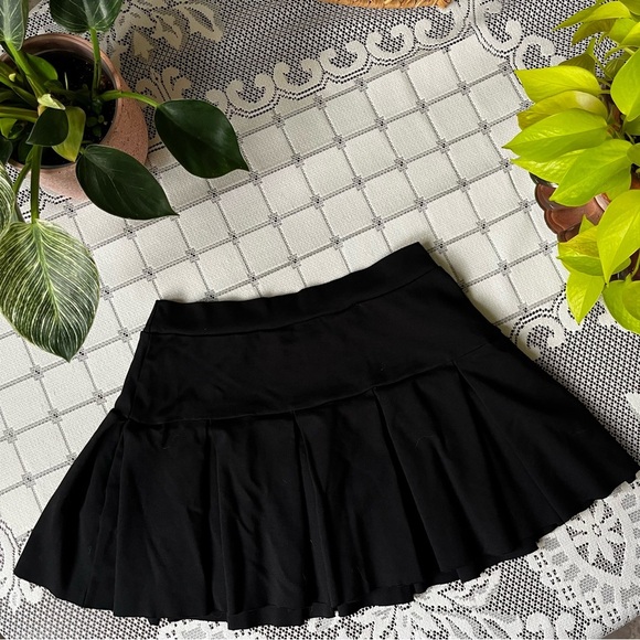Blue Blush Black Pleated Skater Mini Skirt size medium - Picture 3 of 4